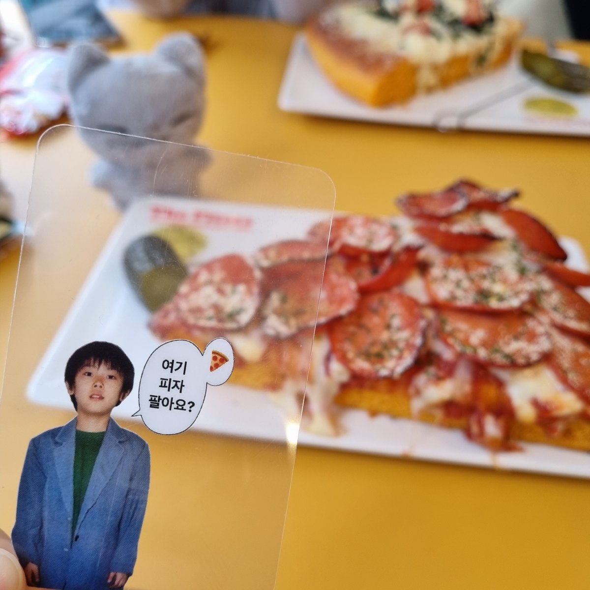 onfluv_U's tweet photo. 오로지 민균이 생일을 축하하며 피자를 먹기위해... 한달동안의 피자안먹기 챌린지 끝에 두번 방문했습니다🥹
맛있는 피자와 재밌는 공간과 아름다운 이벤트까지 너무 행복했어요!!!!!🍕
#YOYO_피자팔아요 https://t.co/5IlganiaJ6