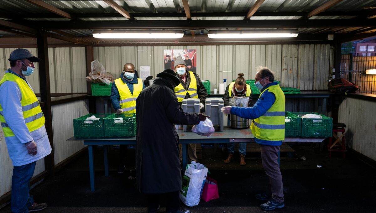 franceinter's tweet photo. Le Secours catholique alerte sur la hausse des difficultés des plus précaires depuis le Covid

L'organisation constate par ailleurs qu'entre 29% et 40% des ménages accueillis ne touchaient pas le RSA, alors qu’ils y avaient droit ➡️ https://t.co/U7IviLjFVJ https://t.co/eF8O0f8EVC