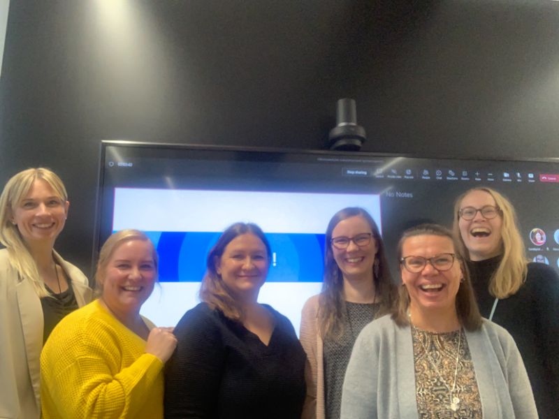 Aina ei mene ihan putkeen, eikä ees niin kuin #strömsössä, mutta kivojen <a href="/ETKinfo/">Eläketurvakeskus</a> työkavereitten kanssa kaikesta aina selvitään! #BehindTheScenes #ulkomaantyö #koulutus #kuntekniikkapettää