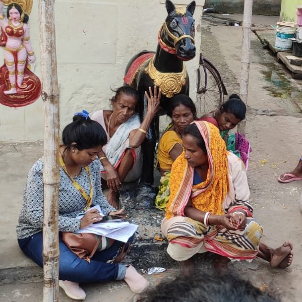 SAWMSisters's tweet photo. SAWM-UNICEF fellow Pratyasa Priyambada Mohanty talks to the women Safai Karamchari(Sanitation worker) of #Balasore municipality, #Odisha. @SAWMSisters @UNICEFIndia #YoungWomenJournalistMentorshipProgramme #WorkingWomenAndTheirChildren https://t.co/I7C1eF4uj9