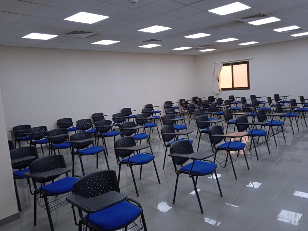 دشنت سعادة وكيلة #جامعة_حفر_الباطن لشؤون الطالبات د. ريم الحربي مبادرة "النجاح فالكم ٧" بشطر الطالبات والتي نظمتها عمادة شؤون الطلاب، وتهدف المبادرة إلى بث روح الطمأنينة والإيجابية بفترة الاختبارات والتخفيف من قلق الاختبارات، كما قامت بجولة تفقدية للاطمئنان على سير الاختبارات.