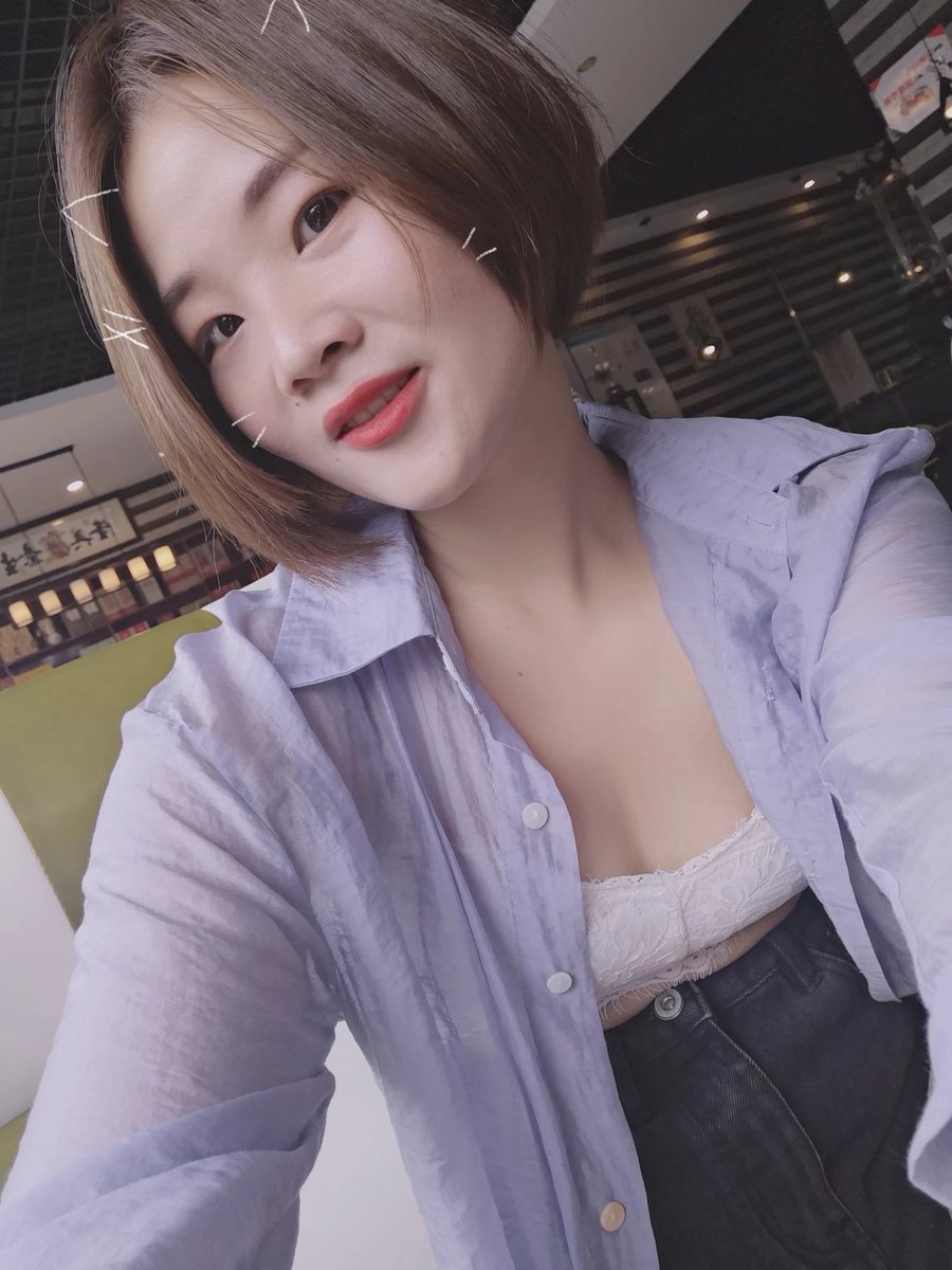 老婆特意穿这样在外面等我，房间都开好了，今晚危险啊艹 https://t.co/8Apnx2qTYx