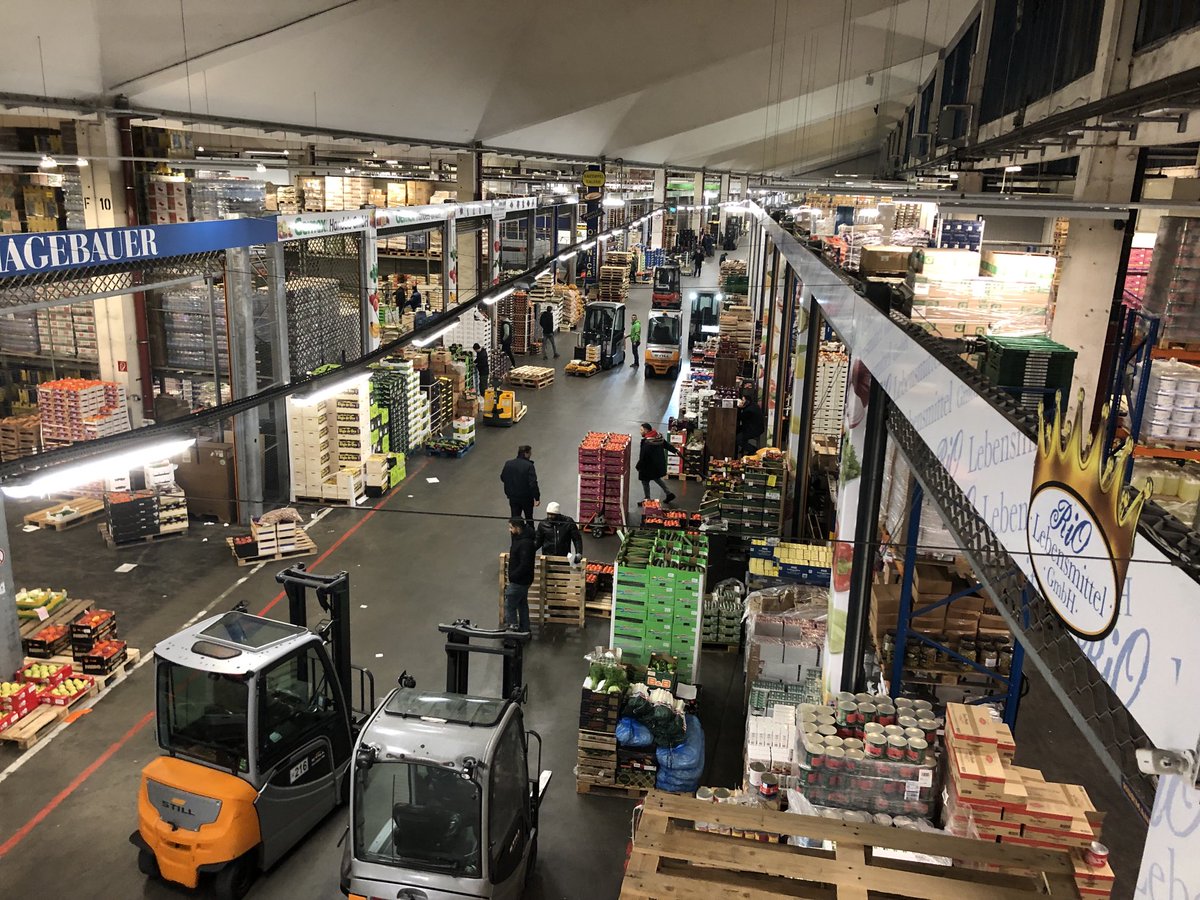 #dpa-Reporter Früheinsatz auf dem Fruchthof Berlin. Auch die Großhändler kämpfen mit den Auswirkungen der Krise.