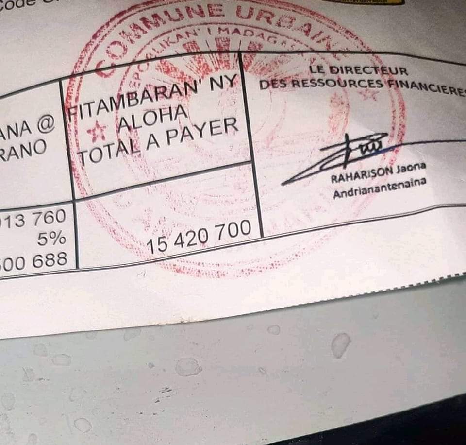 heryasn's tweet photo. Don't blame yourself, you need to pay, you get more than this,  😂😂😂😂 
#Hetra #Trano #Antananarivo #Madagascar

Credit pic: #MianatraMahomby https://t.co/KG59eCtTn8