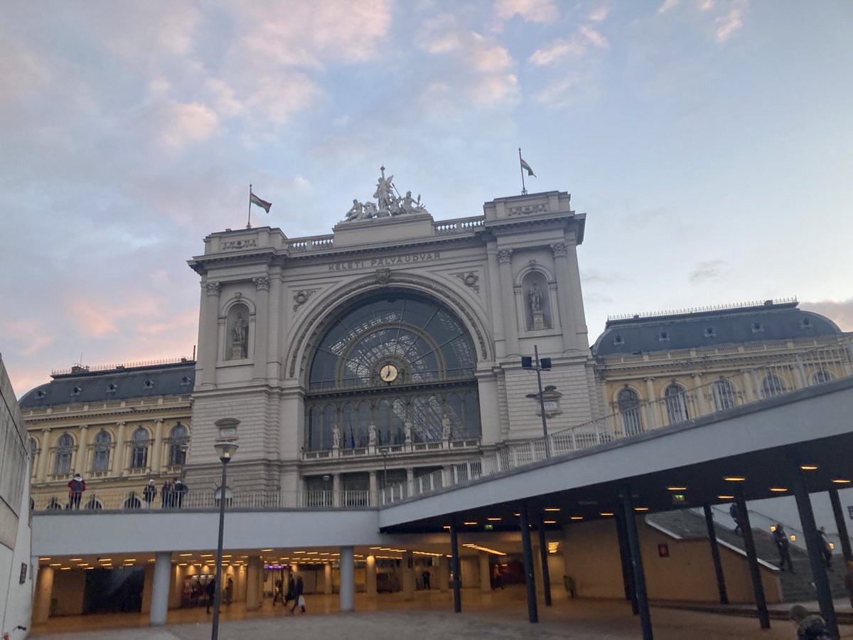 ColinTueck's tweet photo. Might be one of few arriving to this year’s @EQAF partially by train. Got to enjoy a beautiful sunrise departure from Budapest. https://t.co/2QqzmQSPW4