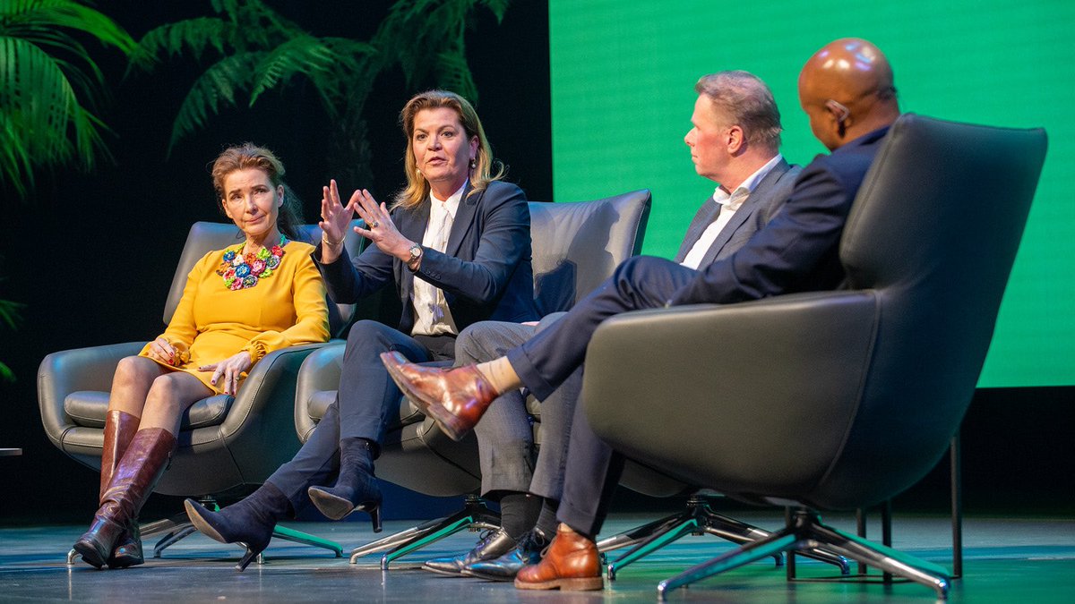 ArneWeverling's tweet photo. Samen met minister @ChristianneWal uitgebreid gesproken over herstel van biodiversiteit en de noodzaak van het inrichten van een groene en klimaatbestendige buitenruimte om de leefbaarheid in dorpen en steden te vergroten. #100jaarVHG https://t.co/qvEhlsJEEV