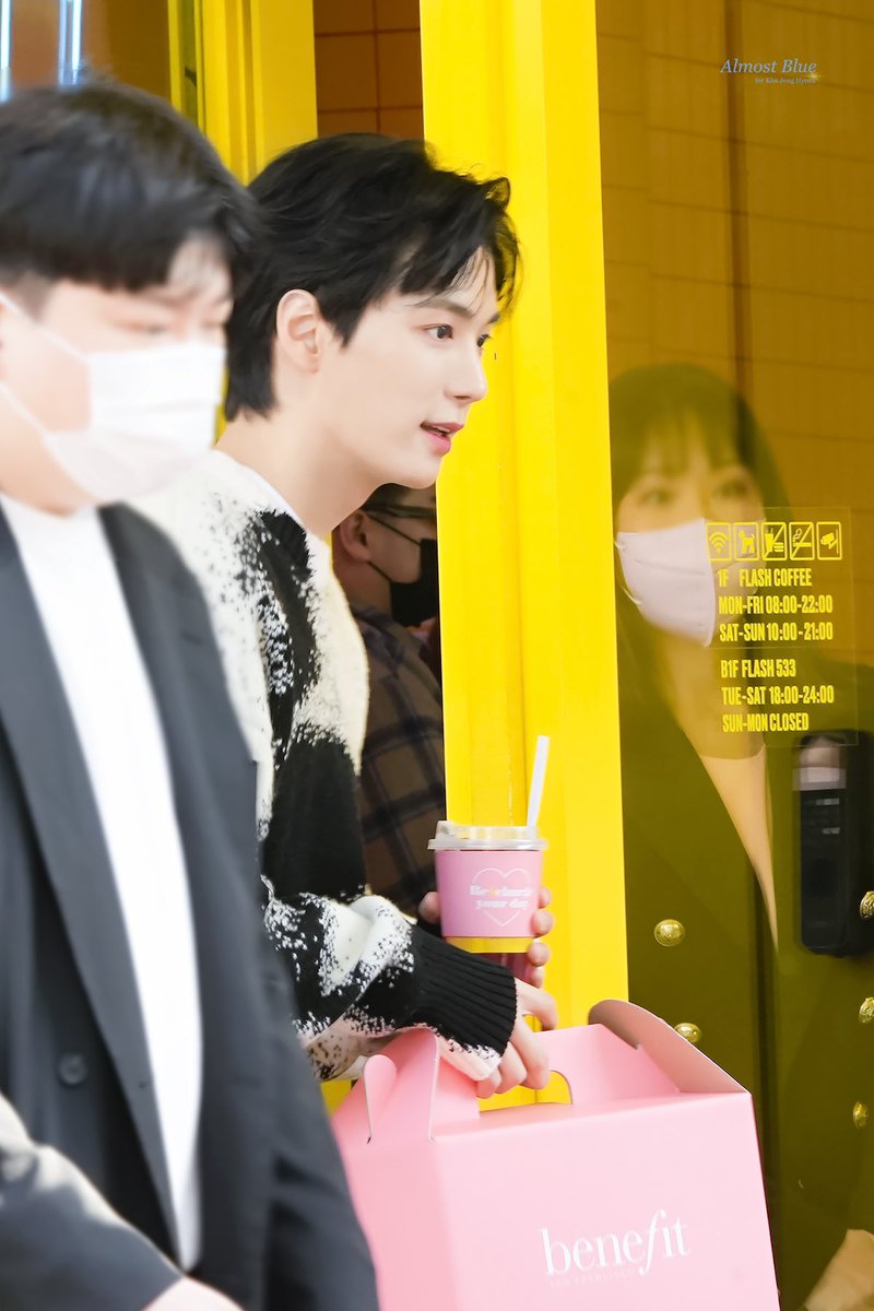 AlmostblueJR's tweet photo. 221117  베네피트 X 플래시커피 팝업스토어 종현이💙✨ 
#김종현 #KimJongHyeon https://t.co/PSDGnUc7wv