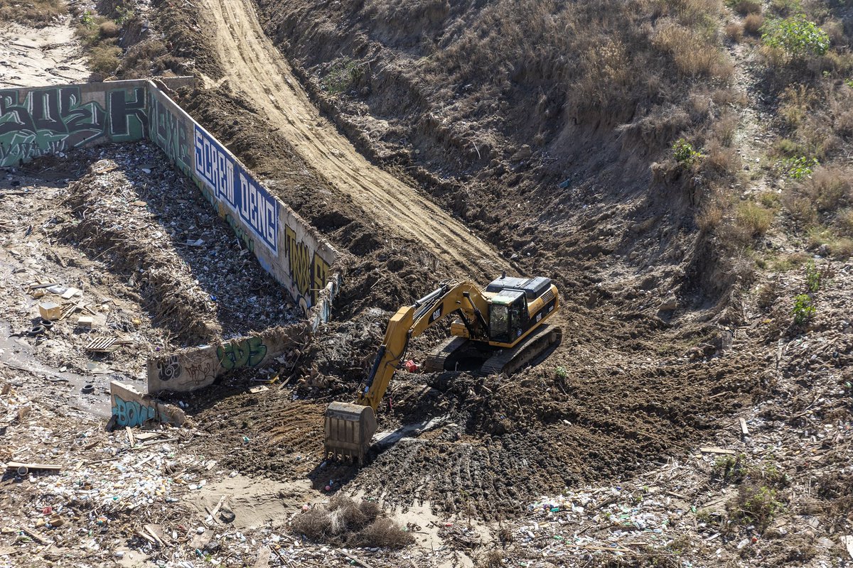 Hoy junto al Cónsul General Thomas E. Reott comenzamos con la limpieza de desarenadores, iniciando en el Cañón del Matadero.

La unión hace la fuerza, y la colaboración binacional marca la ruta para una ciudad mejor, más segura y amigable con el medio ambiente.

#TijuanaParaTodos