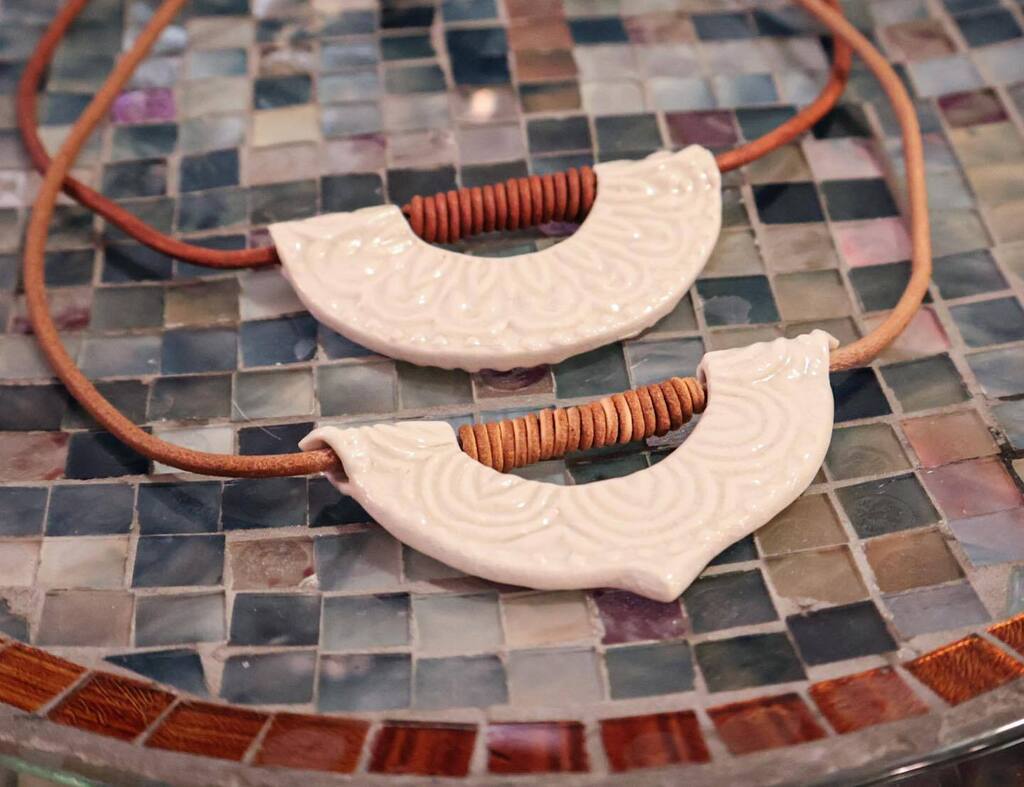 I’m delighted to have found a new jewelry cording technique—coiling with leather for these ancient Egyptian inspired necklaces. Gotta love it when your old craft skills (macrame) come back to life in a new material.
—
#ceramicjewelry #potteryjewelry #cer… instagr.am/p/ClDThJ0rneS/