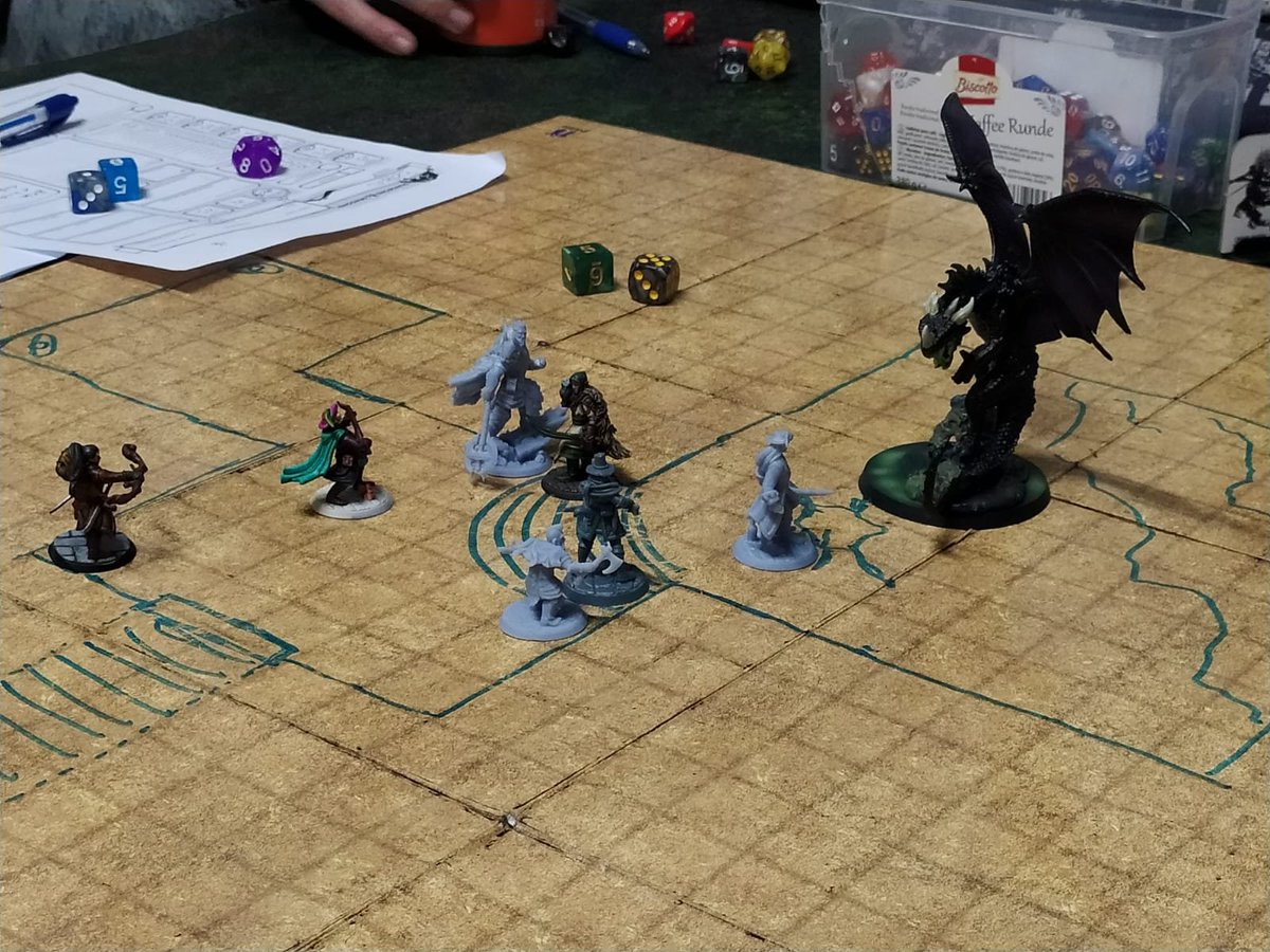 Bueno la semana pasada por fin acabamos con el boss de la primera campaña! 
Un joven dragón negro. #dnd5e 
El dragón hizo poco, pero casi evapora la ficha de un jugador en 1 solo turno jaja