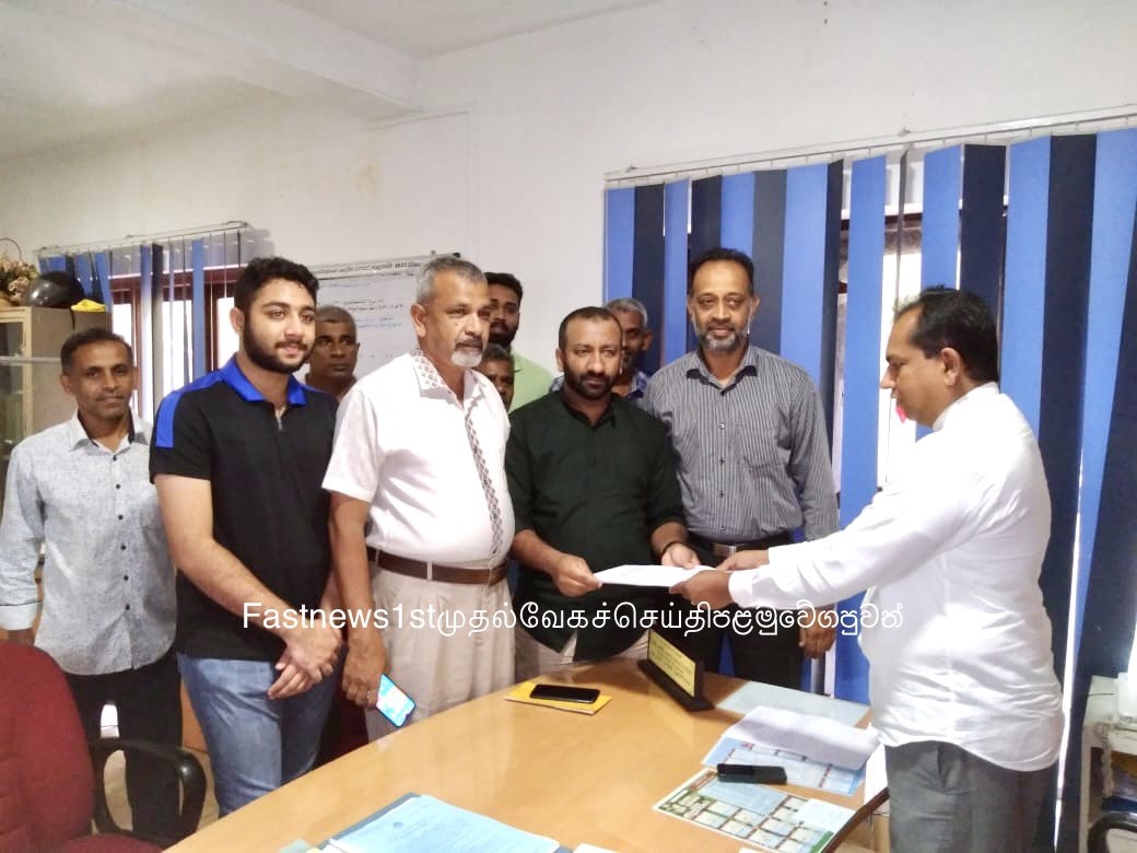 FastNews1st's tweet image. உடுநுவர பிரதேச சபை உறுப்பினராக MAM பயாஸ் பிரதேச சபையின் தவிசாளர் காமினி தென்னகோன் முன்னிலையில் சத்தியப்பிரமாணம் செய்துகொண்டார்.

උඩුනුවර ප්‍රාදේශීය සභා මන්ත්‍රීවරයෙකු ලෙස MAM.පයාස් මහතා ප්‍රාදේශීය සභාවේ සභාපති කාමිණී තෙන්නකෝන් මහතා ඉදිරියේ දිවුරුම් දුන්නේය.