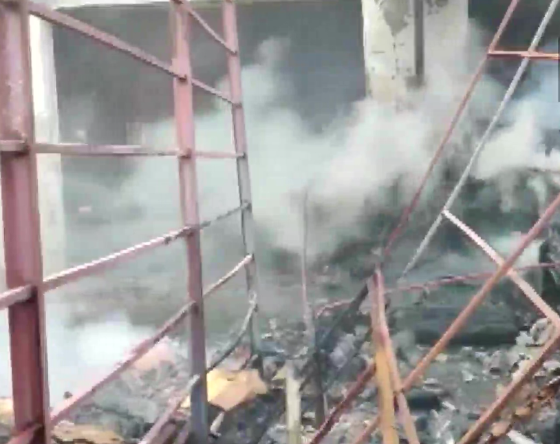 DynamiteNews_'s tweet image. Navi Mumbai: Fire breaks out in Vashi APMC Fruit market, three fire tenders present at the spot
#FireBreaks #Mumbai #VashiAPMC #FruitMarket