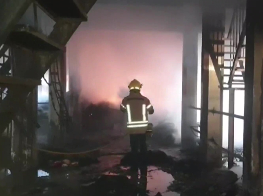 DynamiteNews_'s tweet image. Navi Mumbai: Fire breaks out in Vashi APMC Fruit market, three fire tenders present at the spot
#FireBreaks #Mumbai #VashiAPMC #FruitMarket