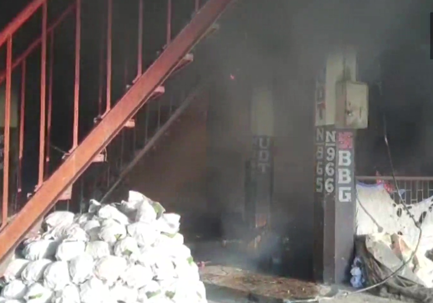 DynamiteNews_'s tweet image. Navi Mumbai: Fire breaks out in Vashi APMC Fruit market, three fire tenders present at the spot
#FireBreaks #Mumbai #VashiAPMC #FruitMarket