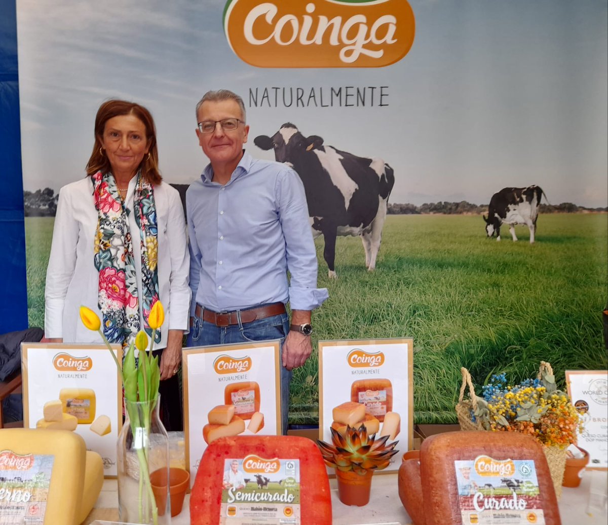 CoopAgroIB's tweet photo. La presidenta de Cooperatives Agro-alimentàries Illes Balears ha visitat l'estand de Coinga en la Fira d'Inca de Dijous Bo 🧀
#productecooperative #coinga #quesomahon #firadijousbo @incaciutat @CoopsAgroES @coinga @ploutos_h2020 @AgriculturaGOIB @quesomahon https://t.co/4vIcBEbHO6