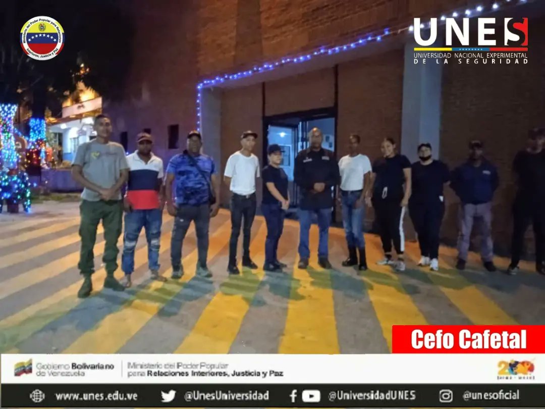 #LaHistoriaEstáDeNuestroLado 🇻🇪 Instalación de Luces Navideñas en la entrada del Centro de Formación Cafetal por parte de los estudiantes de los PNF Ciencias del Fuego y Seguridad Contra Incendios, Pre-hospitalaria y Servicio Policial Convenio del Hatillo. <a href="/lacamer/">GRAL LARRY CARRERA</a> @DttoUnes1