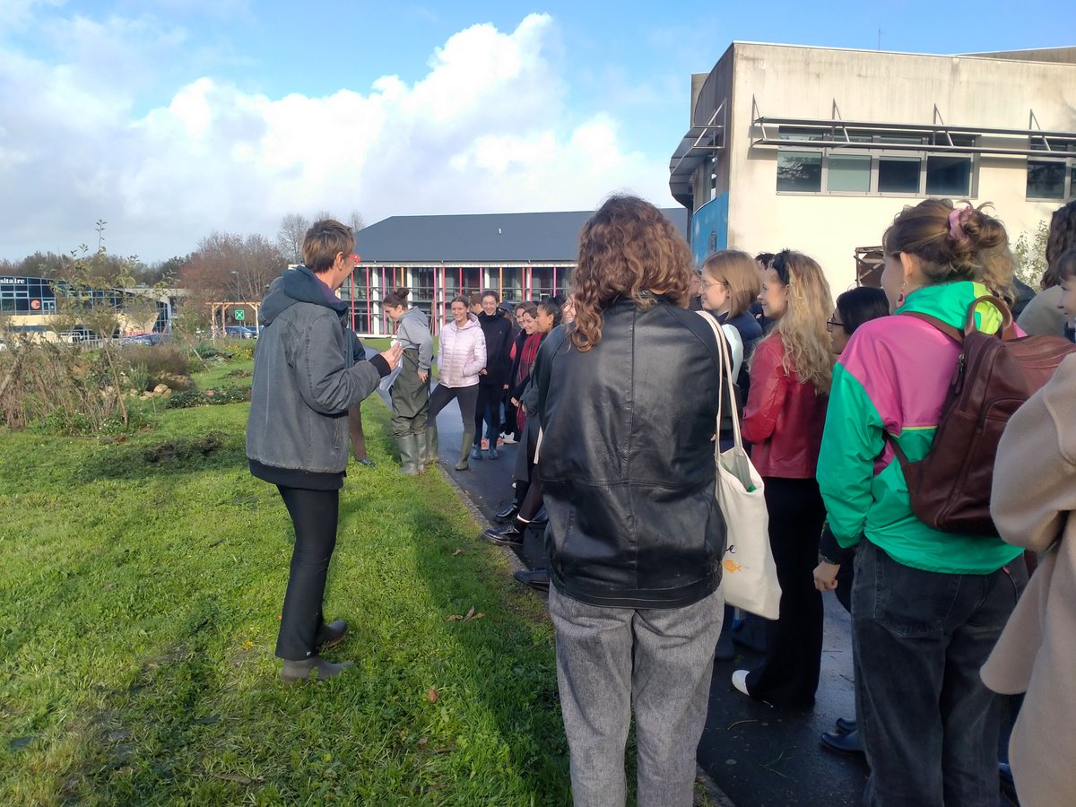 IUT_LRSY's tweet photo. La délégation @EUni_Well et les étudiants retenus pour l'appel à projet "Imaginez l'Université de demain !" sont venus visiter le #CampusVert. Les étudiants, dont un étudiant en BUT GB ont proposé des solutions pour réduire l'empreinte carbone des Universités. https://t.co/lvkvVaZIDy