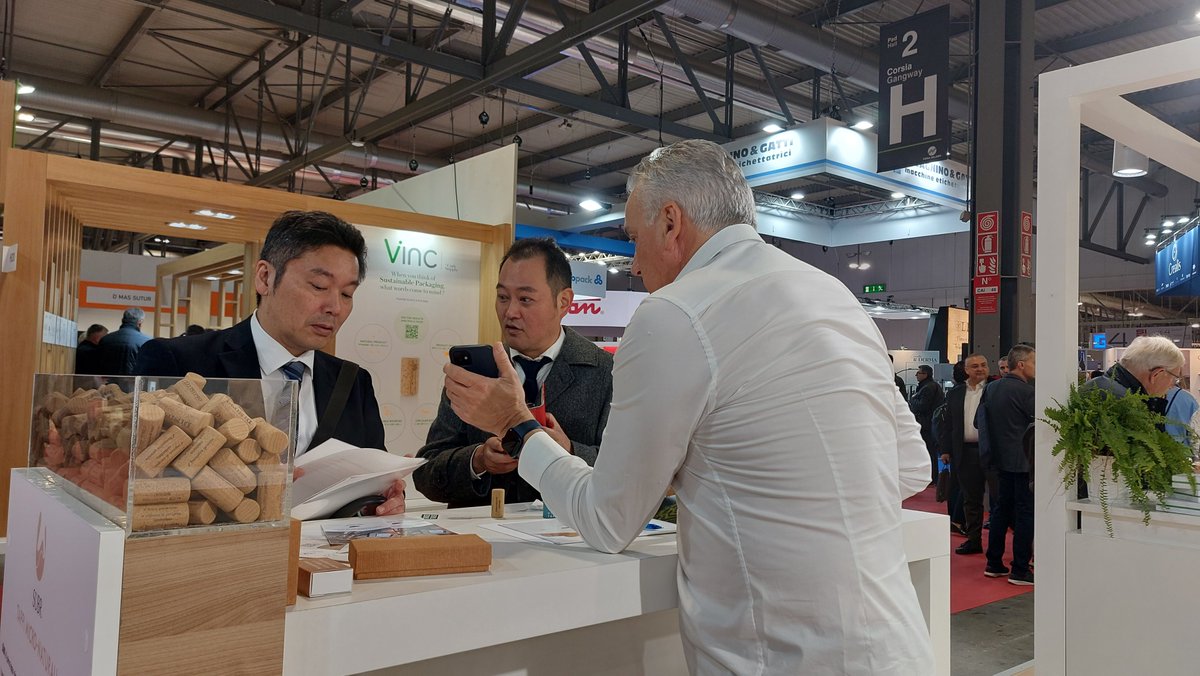 FieraMilanoSpa's tweet photo. #sostenibilità in cantina. A #SIMEI è un fil green a guidare l’#innovazione.
#simei #enovitis #unioneitalianavini #2022infiera #fieramilano #connect2025 https://t.co/5qHhkDxrnS