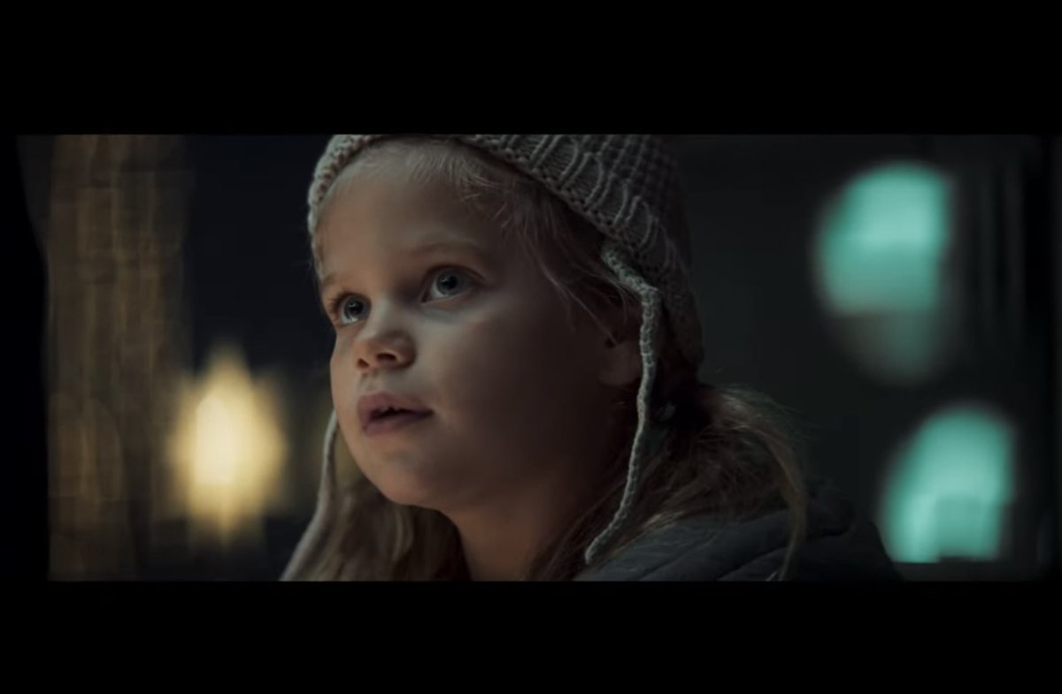 Qwenteen's tweet photo. Allez bim, notre petit conte de #Noël #orange. Bravo et merci @PublicisConseil et les teams @Orange_France ! #pub #reconditionné #xmas #xmasad #csr https://t.co/h1XuuOpBeF https://t.co/HtH2tVs4KL