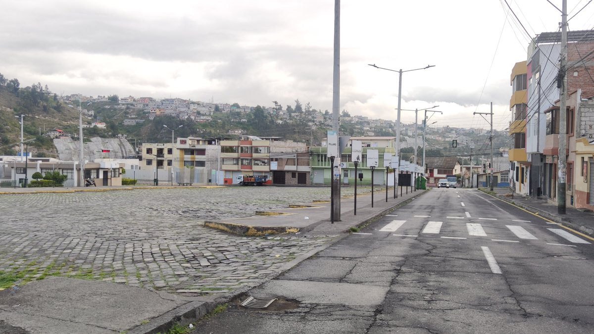 IndignadosAmbat's tweet photo. 🚨#URGENTE ¡PARO DE BUSEROS EN AMBATO!

Al momento las paradas de buses de la ciudad de Ambato, lucen vacías, tras el anuncio de la paralización del servicio de transporte público.

#paro #Ambato #buseros #parodebuseros #Ecuador 
@ecuainm_oficial @lahistoriaec https://t.co/MtznItQHck