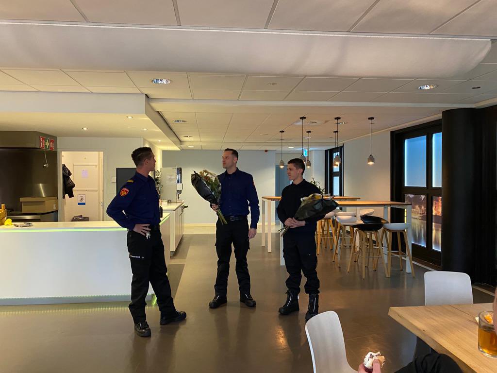 Vandaag zijn Rob en Ties gestart binnen de 24-uurdienst van <a href="/BrwDeventer/">Brandweer Deventer</a> 🚒😀. Met een mooie bos 💐 hebben we hen nogmaals verwelkomd binnen de <a href="/VRIJsselland/">VR IJsselland</a>. De komende periode zal in het teken staan van inwerken, waarna deze enthousiaste mannen de ploeg in zullen gaan😉👊!
