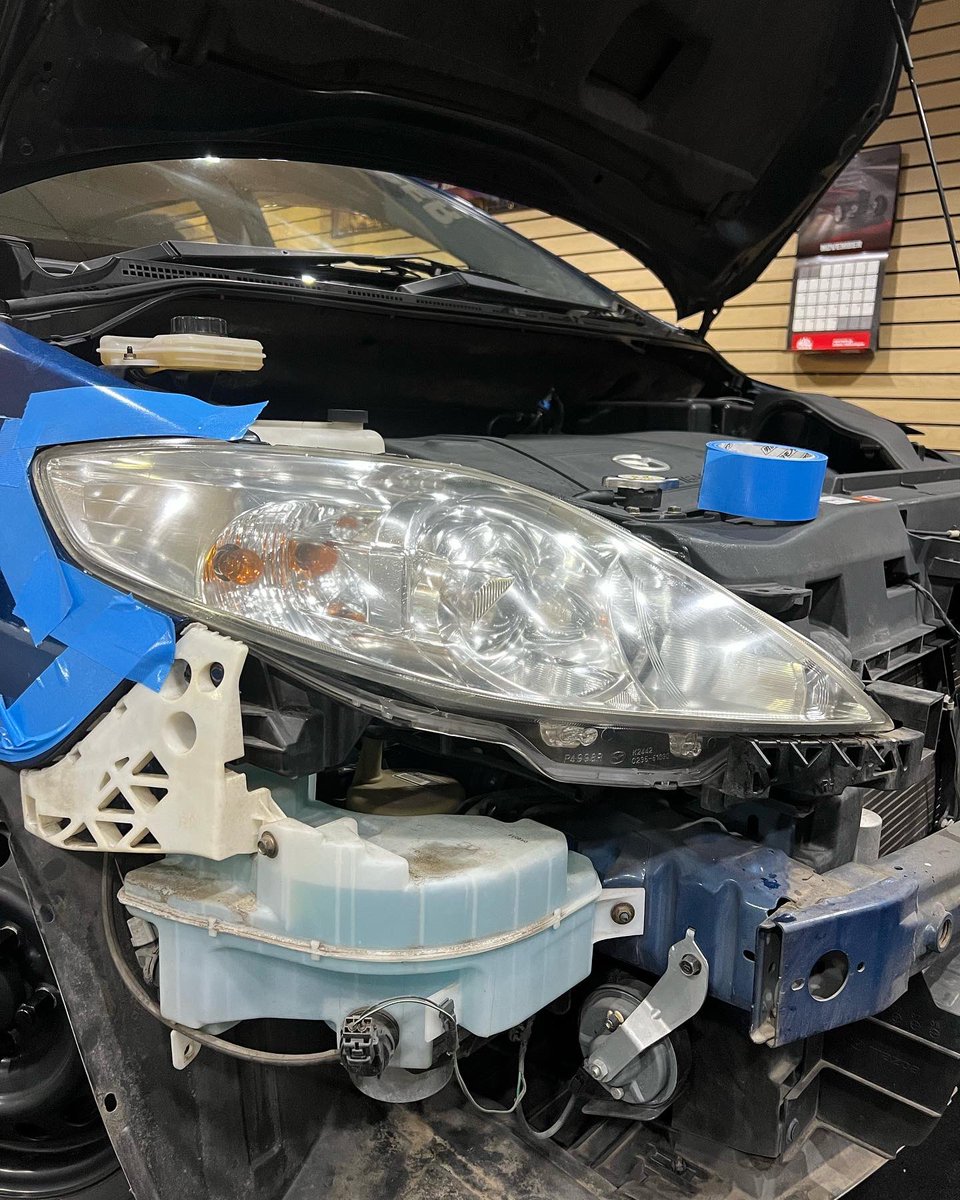 RedRineR's tweet photo. 仕事してないみたいに見えるからたまには作業の写真を🤗
プレマシーのライトをSMART HIDartからベロフさんちのLEDに交換。
中のスプリングが変形していたのでライト外して手直し👍
ついでにバフレックスで磨いて #headlightrestore で磨き。
かなり綺麗になった。
オーナーさんも大喜び🤗 https://t.co/xlGezSVtD2