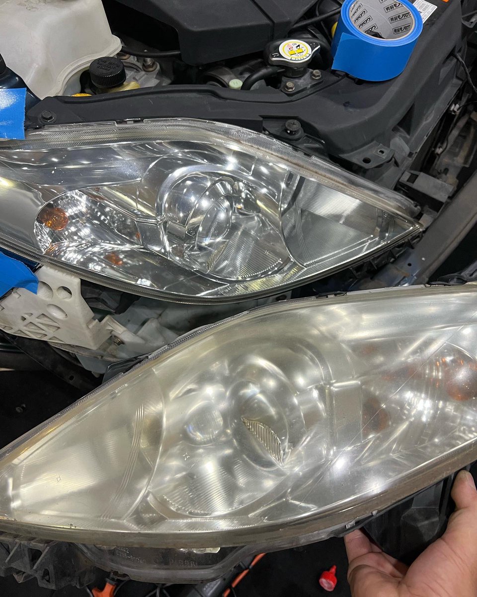 RedRineR's tweet photo. 仕事してないみたいに見えるからたまには作業の写真を🤗
プレマシーのライトをSMART HIDartからベロフさんちのLEDに交換。
中のスプリングが変形していたのでライト外して手直し👍
ついでにバフレックスで磨いて #headlightrestore で磨き。
かなり綺麗になった。
オーナーさんも大喜び🤗 https://t.co/xlGezSVtD2