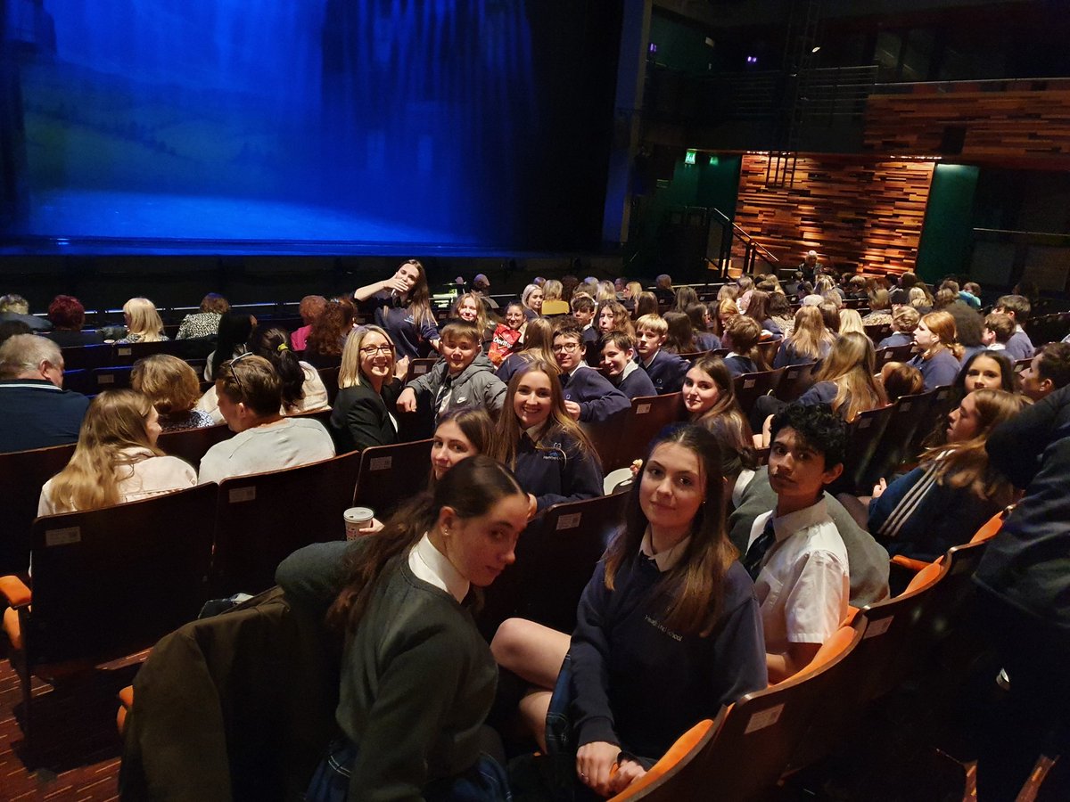 FHESPerformarts's tweet photo. Fantastic trip with our years 10 &amp; 11 yesterday to the Aylesbury theatre to see Blood Brothers. Amazing show, we loved it! @FHESPerformarts @TeamFHES https://t.co/Vo9d9u4tGH