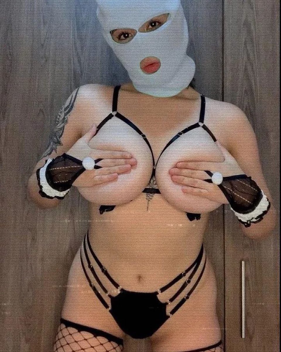 thePocketPuss's tweet photo. You can be the Boonie to my Clyde any day of the week 🎭💰

📷: DM For Tag
.
.
.
.
.
.
.
.
#thepocketpussy #mask #badgirls #Aesthetic #booty #tits https://t.co/PkLQQGkaFU