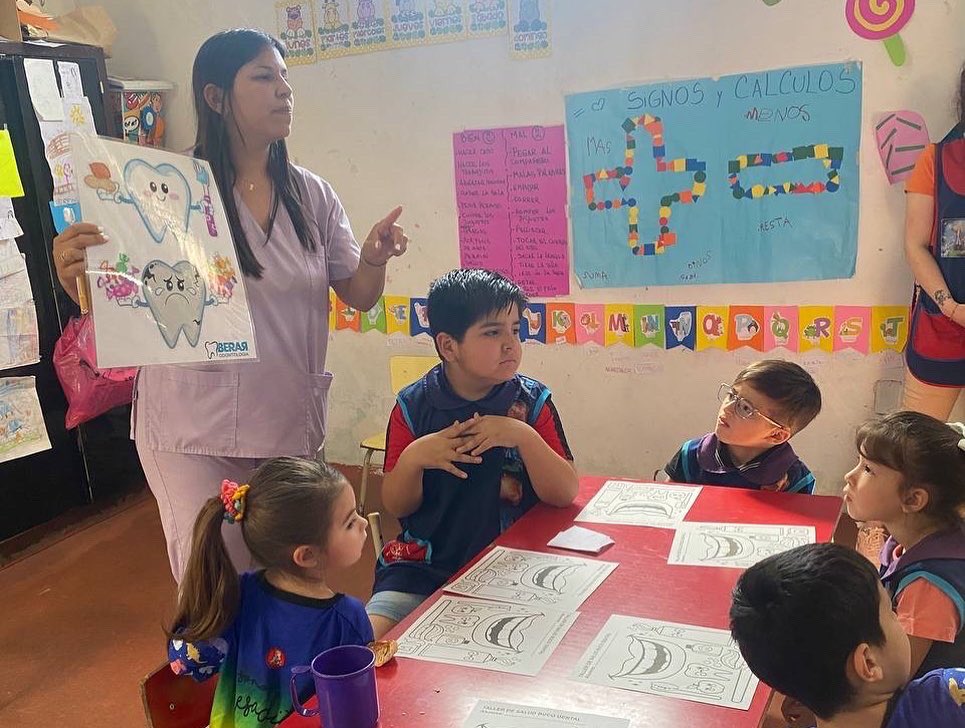 connafjardines's tweet photo. 🗓️ En el día de ayer, en el Jardín El sueño de El Principito de La Matanza, comenzó el Taller de promoción y prevención en Salud bucal 🦷, un espacio para aprender sobre odontología y fonoaudiología. Este espacio es producto de una acción coordinada entre el @MDSNacion y #CONNAF. https://t.co/fG2GJha29B