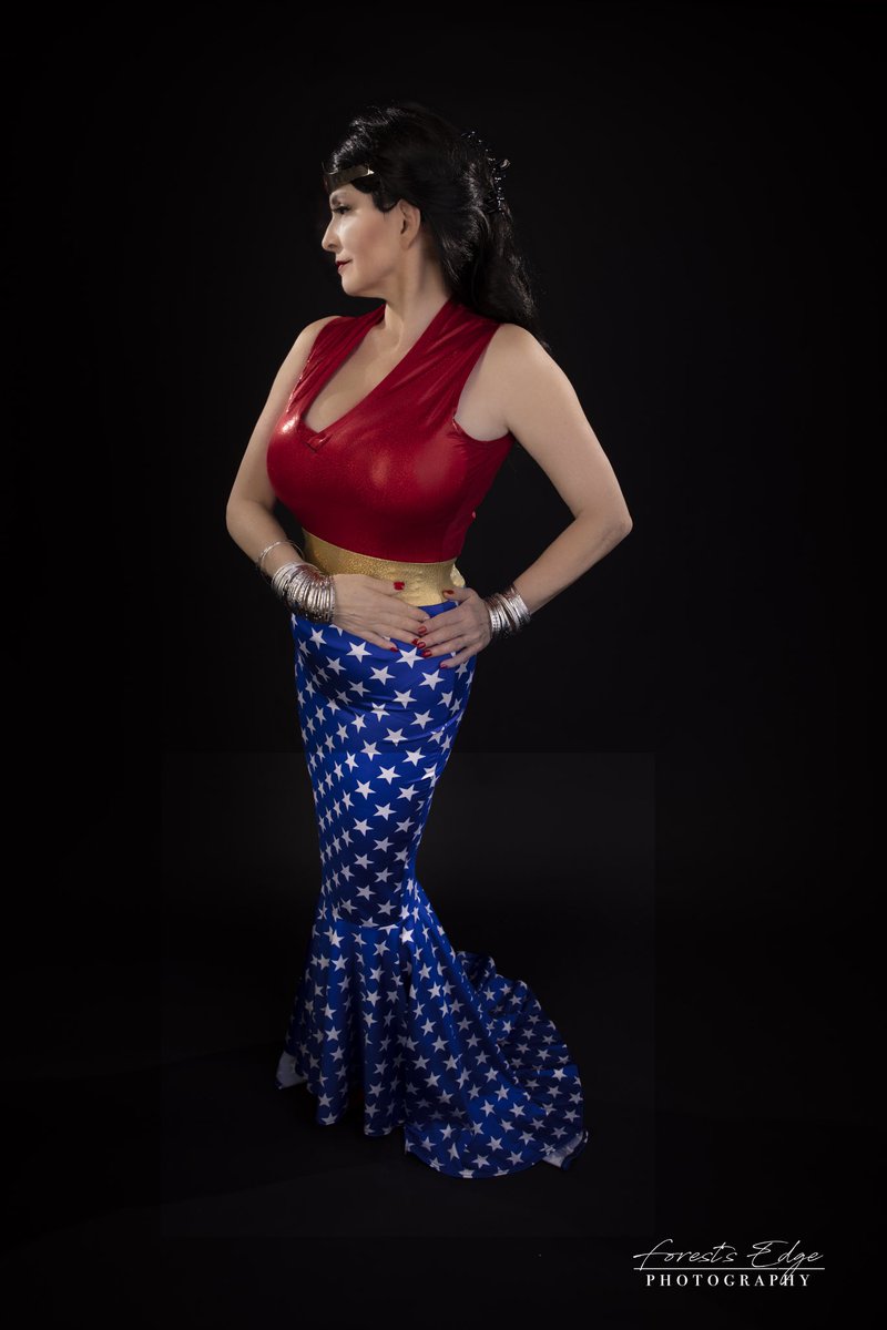 Happy #themyscirathursday! Only one more week until Thanksgiving in the US. Do you have any plans… besides eating, that is?

#wonderwoman #wonderwomancosplay #a2wonderwoman #a2miwonderwoman #classicwonderwoman #dianaofthemyscira #amazonprincess #dianaprince #dccomics #cosplay