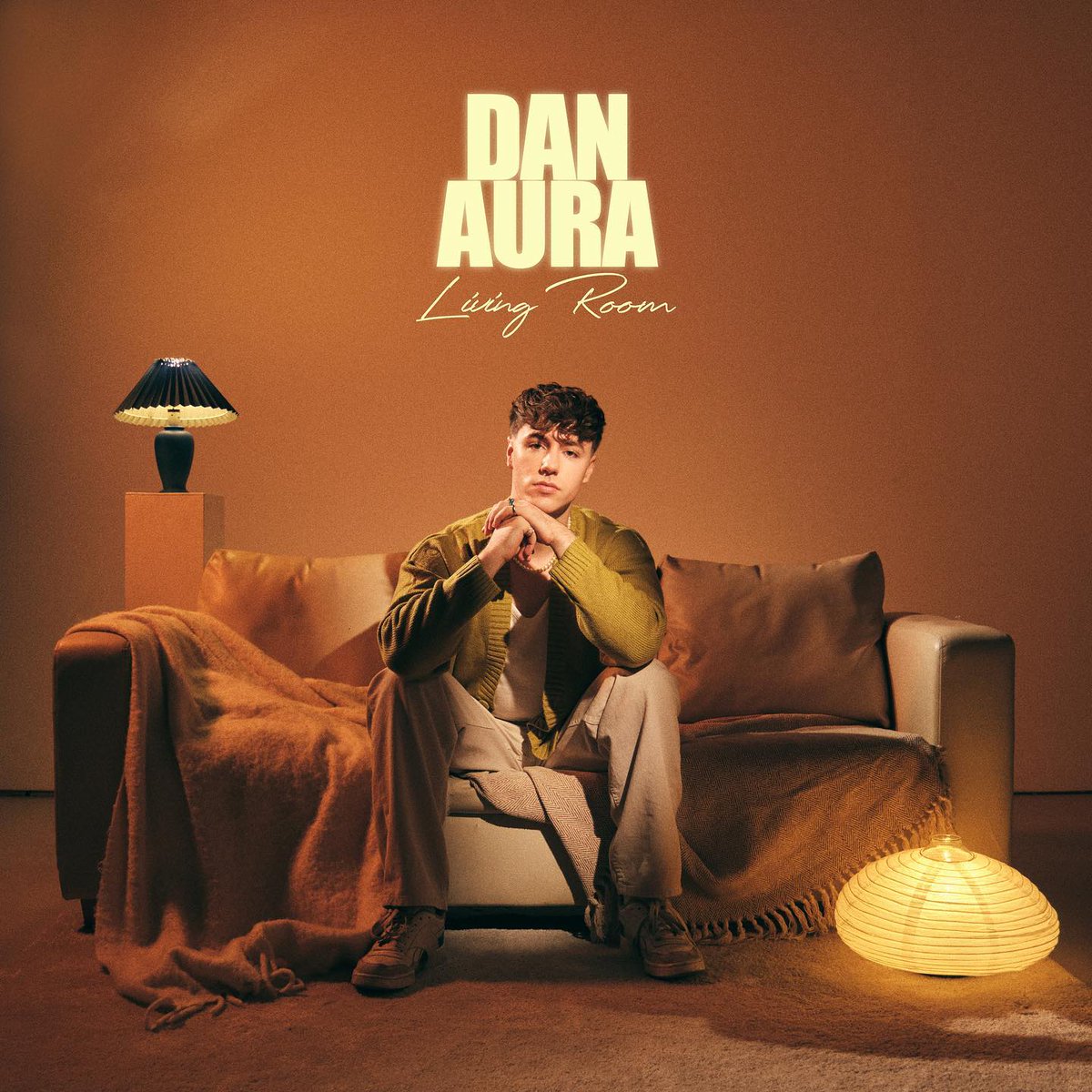 We have no idea why it hasn't gained more recognition. "Living Room" by Dan Aura ( <a href="/DanAuraMusic/">Dan Aura</a> )  offers an ear-pleasing vocal and lyricism similar to Troye Sivan.

eqmusicblog.com/listen-to-livi…