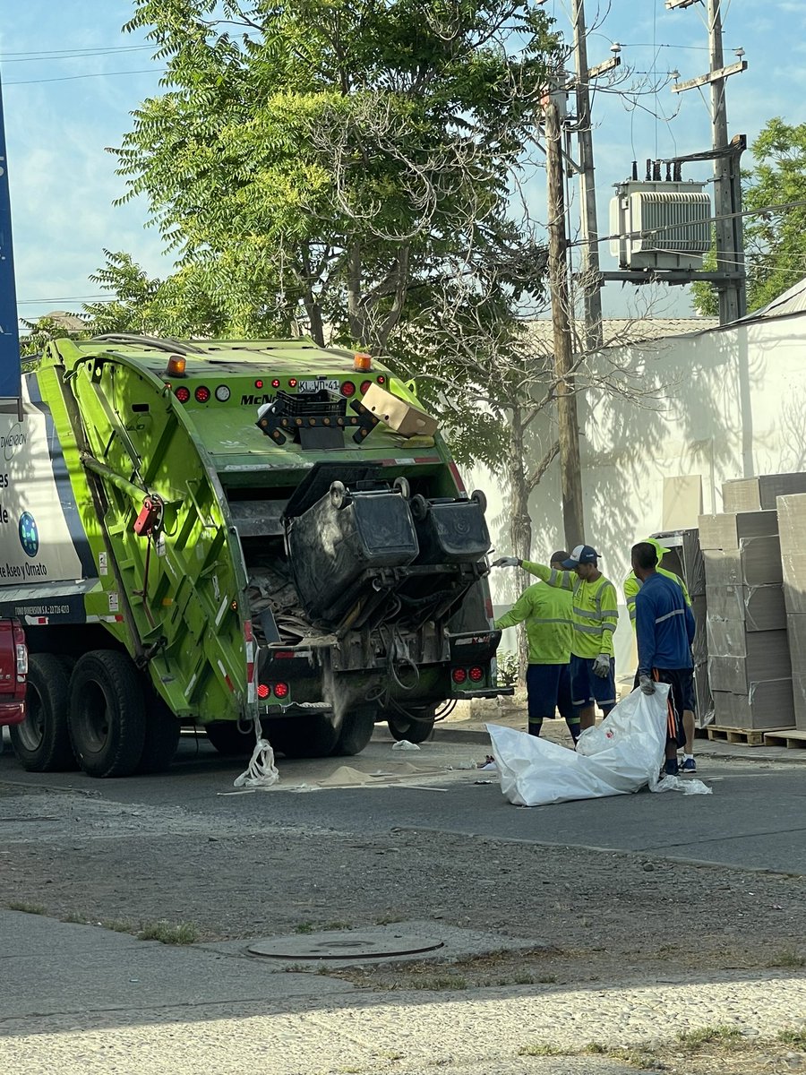 LiliaPereda's tweet photo. @SanMiguel_CL siempre igual, el camion de basura obstruyendo toda la calle (teniendo espacio) responden mal. Y uds nada https://t.co/bryQ3FZbyR