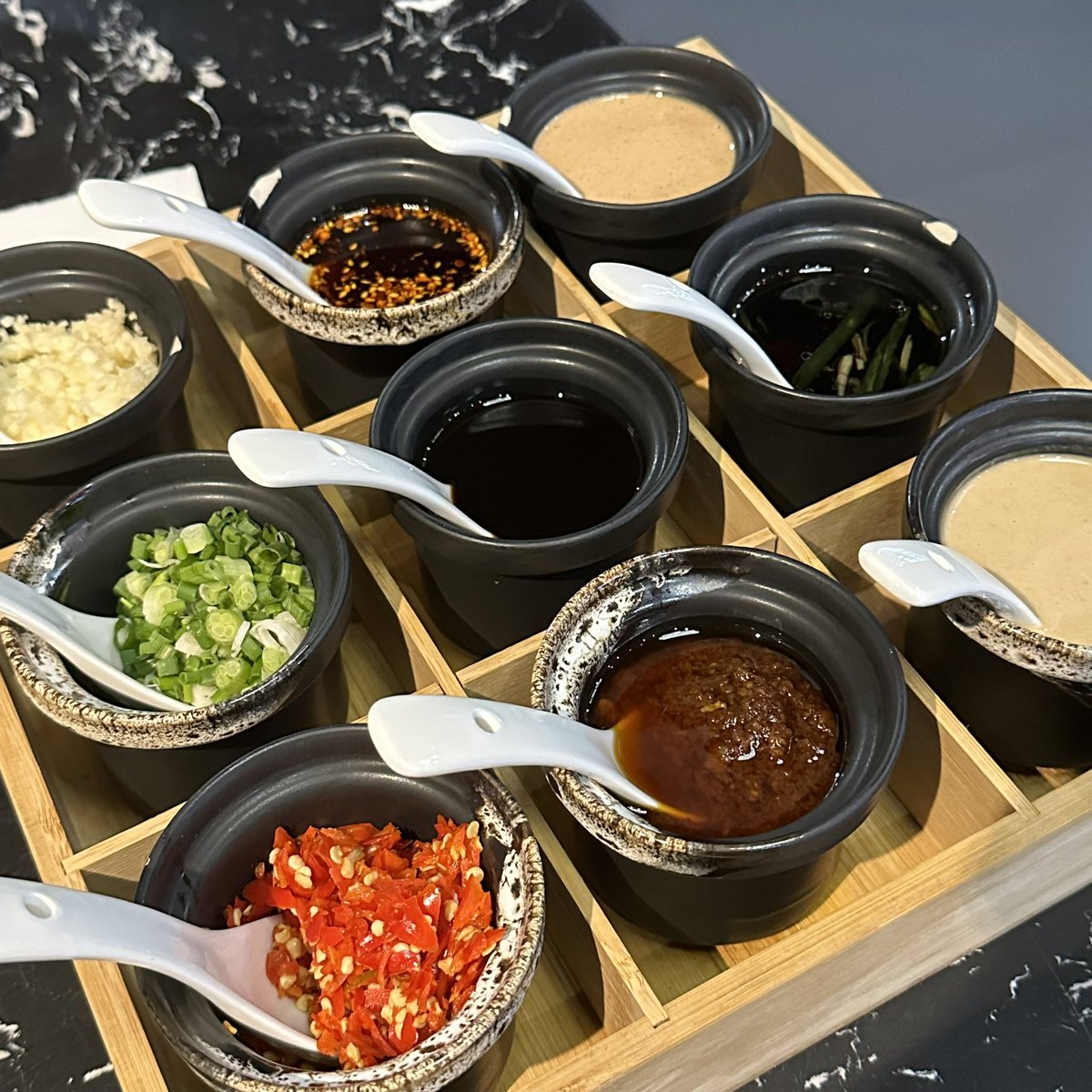 hbker07's tweet photo. ใครเป็นสายกินชาบูหม่าล่าเหมือนกันบ้าง แกเราไปเจอร้านนี้มาคือแบบ อร่อยมาก อร่อยๆๆๆๆ อร่อยสุดๆ กินละหัวใจที่เหนื่อยล้าจากการทำงานมันแบบได้รับการเยียวยาขึ้นมาเลย น้ำซุปอร่อยมากกกก กุซดแบบหยุดไม่ได้ แล้วเนื้อของเค้าคือแบบ มันละลายในปากจริงๆ น้ำจิ้มสูตรของร้านก็เด็ด น้ำตาจะไหล😭 https://t.co/Ut0hAIjw3P