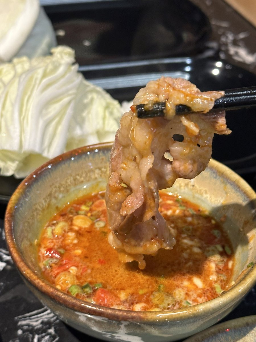 hbker07's tweet photo. ใครเป็นสายกินชาบูหม่าล่าเหมือนกันบ้าง แกเราไปเจอร้านนี้มาคือแบบ อร่อยมาก อร่อยๆๆๆๆ อร่อยสุดๆ กินละหัวใจที่เหนื่อยล้าจากการทำงานมันแบบได้รับการเยียวยาขึ้นมาเลย น้ำซุปอร่อยมากกกก กุซดแบบหยุดไม่ได้ แล้วเนื้อของเค้าคือแบบ มันละลายในปากจริงๆ น้ำจิ้มสูตรของร้านก็เด็ด น้ำตาจะไหล😭 https://t.co/Ut0hAIjw3P