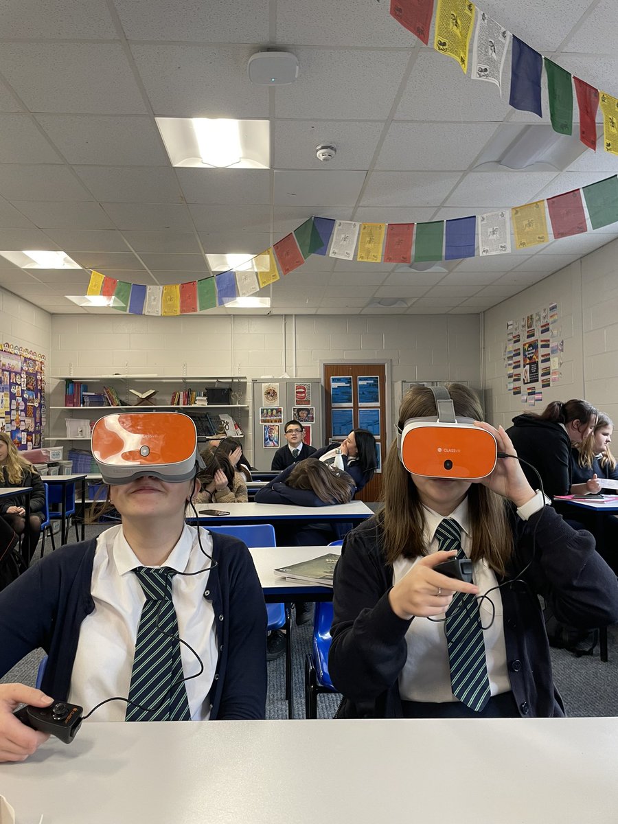 Mae bl.11 wedi mwynhau defnyddio’r VR’s i weld priodasau, mannau addoli a phererindodau crefyddol heddiw <a href="/YsgolGwynllyw/">Ysgol Gymraeg Gwynllyw</a> ⛪️ Year 11 have enjoyed using the VR’s to see religious weddings, places of worship and pilgrimages today ⛪️ Diolch <a href="/tro_rose/">Mr Rose 👓💾</a> am y cyfle gwych!