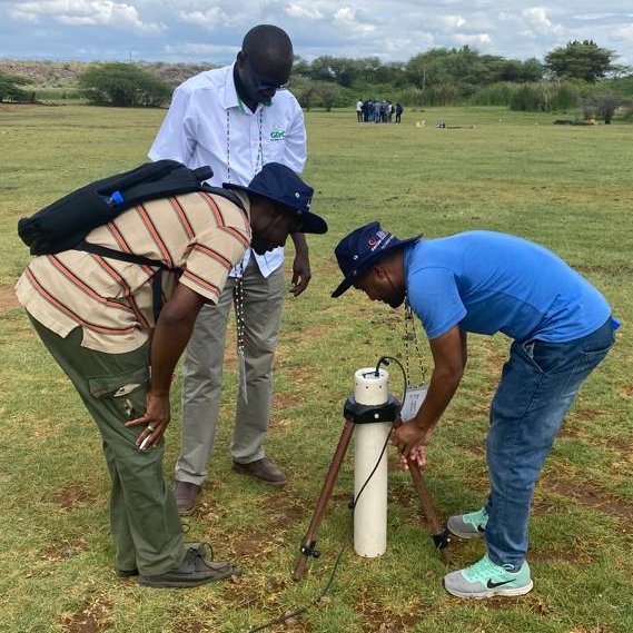 GDCKenya's tweet photo. GDC Geophysics expert, Fredrick Ogada (in white) shows the process of setting up the magnetic induction coil for the Transient Electromagnetic (TEM) equipment as part of the fieldwork lessons at the ongoing sixth edition of the UNESCO GRO-GTP Short Course. #GROGTPShortCourseVI https://t.co/G1iCf12vCe