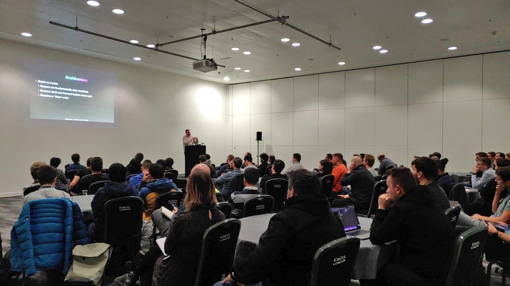 ModernFrontends's tweet image. Busy session rooms!
