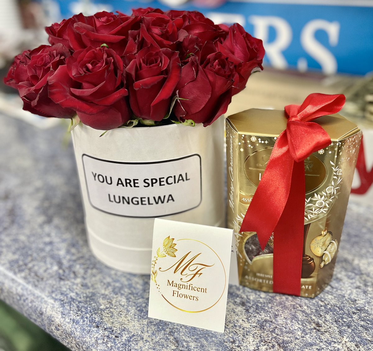M_flowersza's tweet image. Small rose box  with Lindt chocolates 

#roses #chocolates #boxedroses
