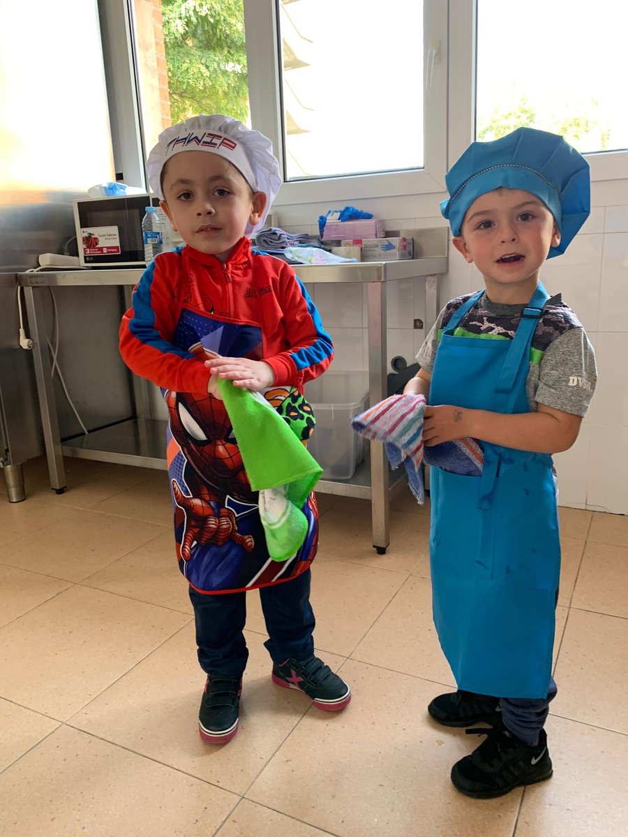 lmsfva's tweet photo. Por fin hemos retomado nuestra original y exitosa actividad extraescolar #PequeChef para el alumnado de #infantil!!!
Da gusto ver cómo se desenvuelven los más pequeños detrás del delantal!
#JuntosSomosMás #JuntosEsMejor #LMSFPlanet #ODS #TallerdeCocina #CocinaInfantil https://t.co/WjyDxkbYaJ