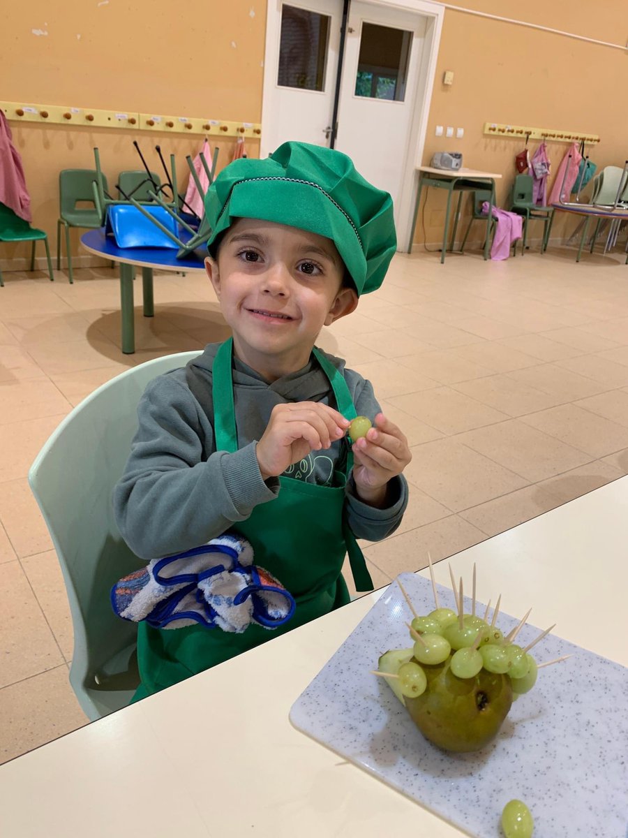 lmsfva's tweet photo. Por fin hemos retomado nuestra original y exitosa actividad extraescolar #PequeChef para el alumnado de #infantil!!!
Da gusto ver cómo se desenvuelven los más pequeños detrás del delantal!
#JuntosSomosMás #JuntosEsMejor #LMSFPlanet #ODS #TallerdeCocina #CocinaInfantil https://t.co/WjyDxkbYaJ