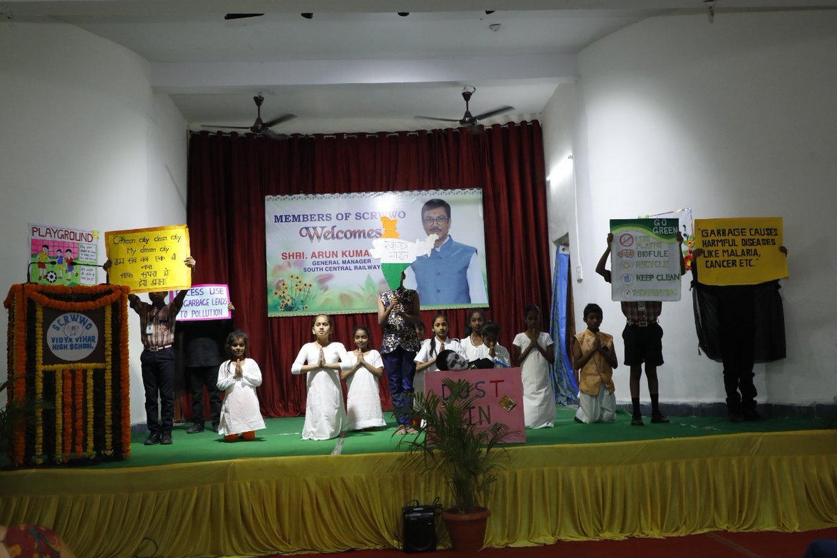SCRailwayIndia's tweet photo. Shri Arun Kumar Jain, General Manager, SCR distributes prizes to winners of Cultural Program held at Vidya Vihar High School, Secunderabad. 

#SCRWWO #Childrenspark

@gmscrailway https://t.co/KyFqDtcz5P