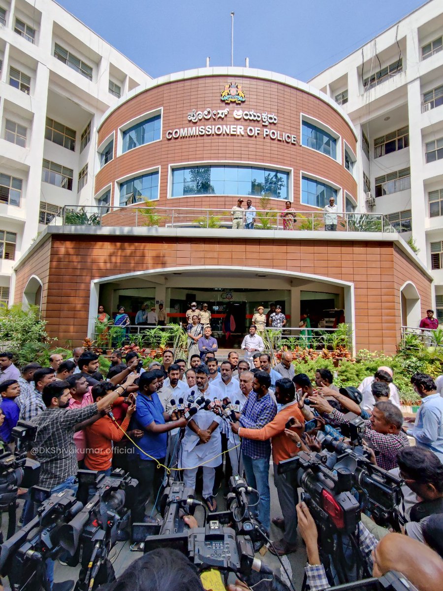 DKShivakumar's tweet image. ಮತದಾನದ ಹಕ್ಕಿಗೆ ಚ್ಯುತಿ ಬರುವಂತೆ ಪ್ರಜಾಪ್ರಭುತ್ವದ ಕಗ್ಗೊಲೆ ನಡೆಸಿರುವ ಬಿಜೆಪಿಯ ಕುತಂತ್ರಗಳನ್ನು ಮಾಧ್ಯಮಗಳೆದುರು ಬಿಚ್ಚಿಟ್ಟ ಕ್ಷಣ.