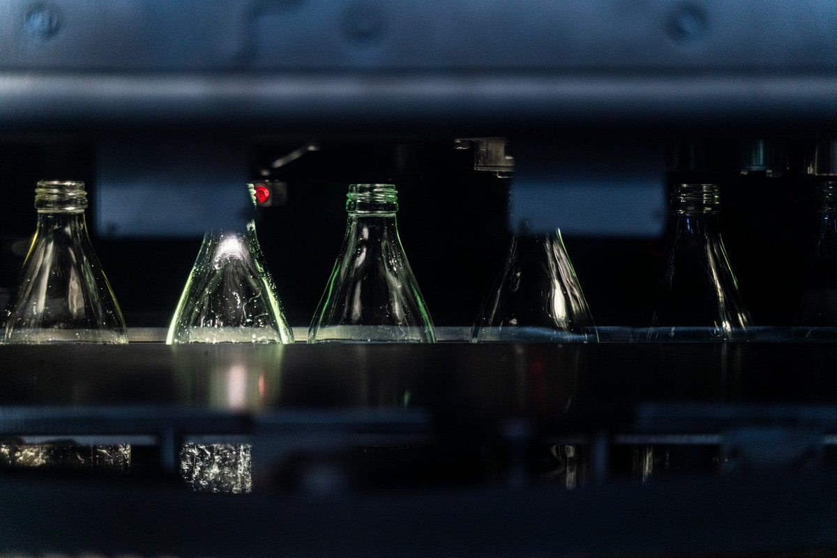 KronesAG's tweet photo. Failures are scared of our #Linatronic AI! With its highly sensitive inspection modules it only lets fault-free items pass through. A neural network trained with Deep Learning for highest precision is the key to successful performance! 🤩#GermanBlingBling #Krones #KronesAG https://t.co/0e8kYKnPIi