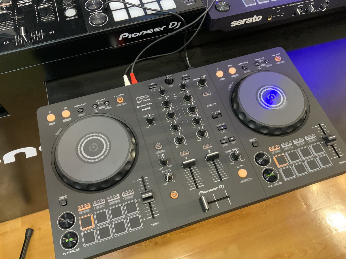 Pioneer DJ DDJ-FLX4の実機チェック中です！ まず、付属のUSBケーブル
