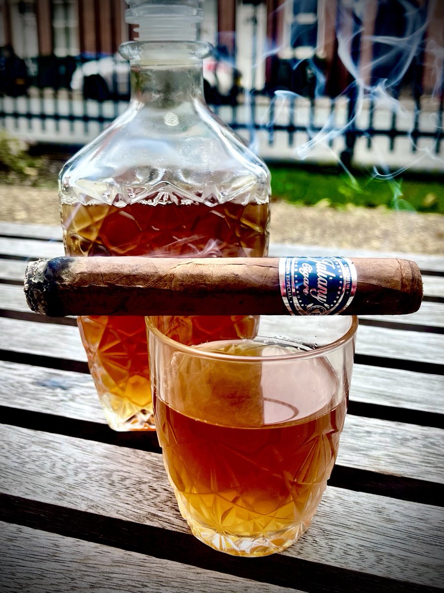 CroviesLi's tweet photo. #Cigar with cold brew Earl Grey. Good morning world! https://t.co/5Q6zbdirrR