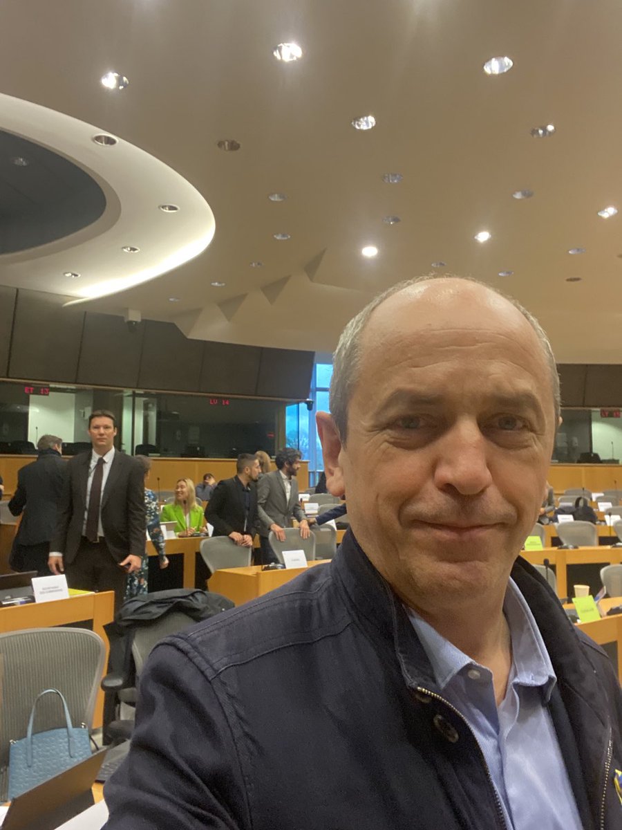 larrouturou's tweet photo. Retour en Commission des Budgets après un débat passionnant hier soir à Lille avec 300 étudiant-es super motivés.

Grâce au TGV ( et à 3 double-expressos 😊) suis parfaitement a l’heure.
Au programme : renégocier le budget de l’Europe. Épisode 17 🌍💪🏽💪🏽
Bonne journée à tous. https://t.co/cmqxuAyGdH