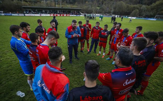SDSolares1969's tweet photo. 3️⃣6️⃣5️⃣ de un día marcado en nuestra historia...

🏆 Clasificación para la Copa del Rey en Olloniego, 250 solariegos un miércoles laboral a las 15:00 en el Lolo Fumea, una amistad para siempre @NALONCF.

💭 En esta vida, siempre hay que soñar fuerte, porque los sueños se cumplen. https://t.co/LwdtBxxNRB