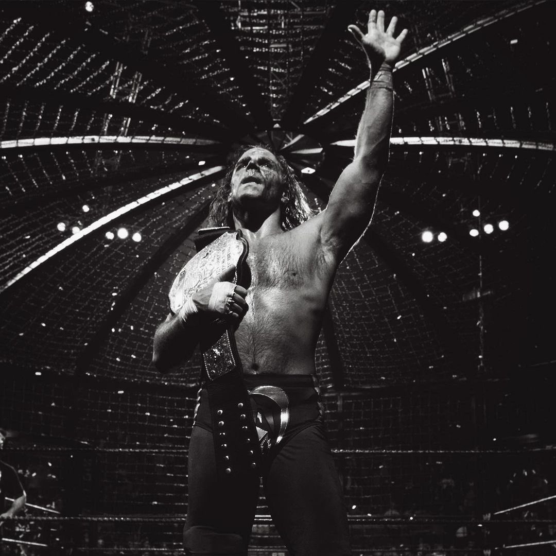 wweontnt's tweet photo. 20 years since one of the iconic WWE images 📸

@ShawnMichaels left the first ever Elimination Chamber match as the World Heavyweight Champion for the first time... https://t.co/aQWH0mpKPZ