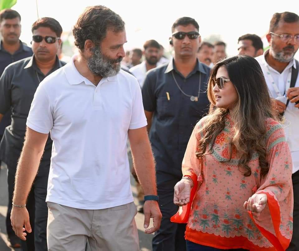 adhi2222's tweet photo. #BharatJodoYatra में शामिल हुई अभिनेत्री रिया सेन।

अब सड़कें इंक़लाब की गवाह बन रही है। https://t.co/Y7A9PbAwtA